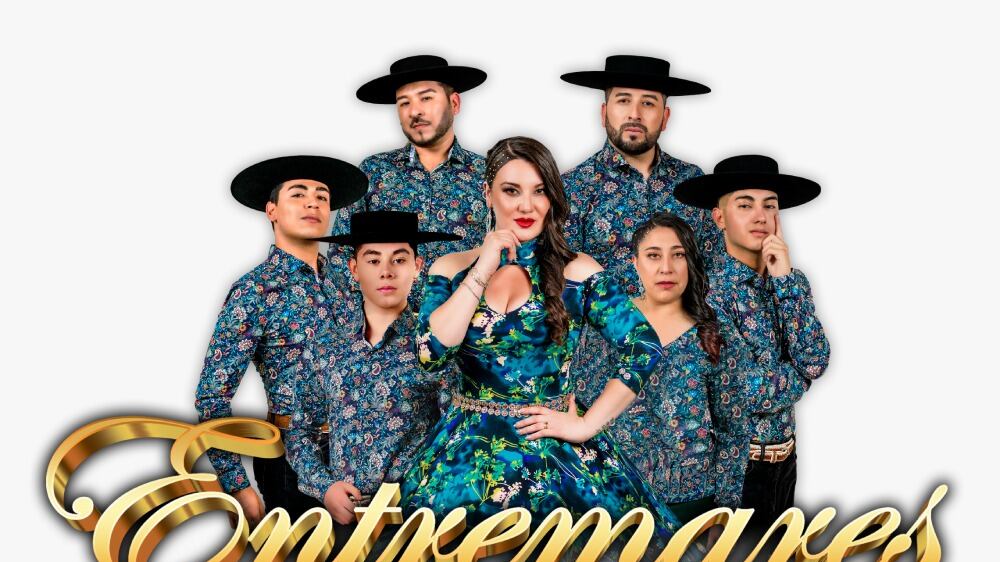 Primero pensaron en llamarse “Los de Talcahuano”. Luego, “Los del Bío-Bío”. Pero, finalmente, optaron por “Entremares”, en honor a la comuna de Concepción donde nacieron sus integrantes.
Actualmente, es sin duda una de las bandas folclóricas más populares de Chile y está viviendo uno de los momentos más exitosos de su carrera. Con el cierre de año a la vuelta de la esquina, la agrupación celebra logros sin precedentes que consolidan su posición como una de las más relevantes de la escena musical, que vale la pena escuchar y bailar.
Uno de los mayores hitos de este 2024, fue llegar al “Top 50 Chile” con cinco canciones como “Te amo en silencio”, “Si tu me Amaras”, “El Sol y La Luna”, “Desde que no Estás Presente” y “A Tu Lado”, siendo está última la que logró llegar al primer lugar del ranking, posicionándose como la más escuchada en Spotify. Un logro que da cuenta que la cueca está más viva que nunca y refleja el gran cariño del público hacia la banda, debido a su calidad musical y escénica.
Además de su éxito en las plataformas digitales, dentro de sus grandes presentaciones de este año, Entremares realizó un concierto sinfónico llamado “Un Homenaje a Chile”, donde destacó la cueca romántica, combinando la música sinfónica y el tradicional folclore chileno con gran éxito y elogiado por todo el público presente, en la ciudad de Antofagasta.