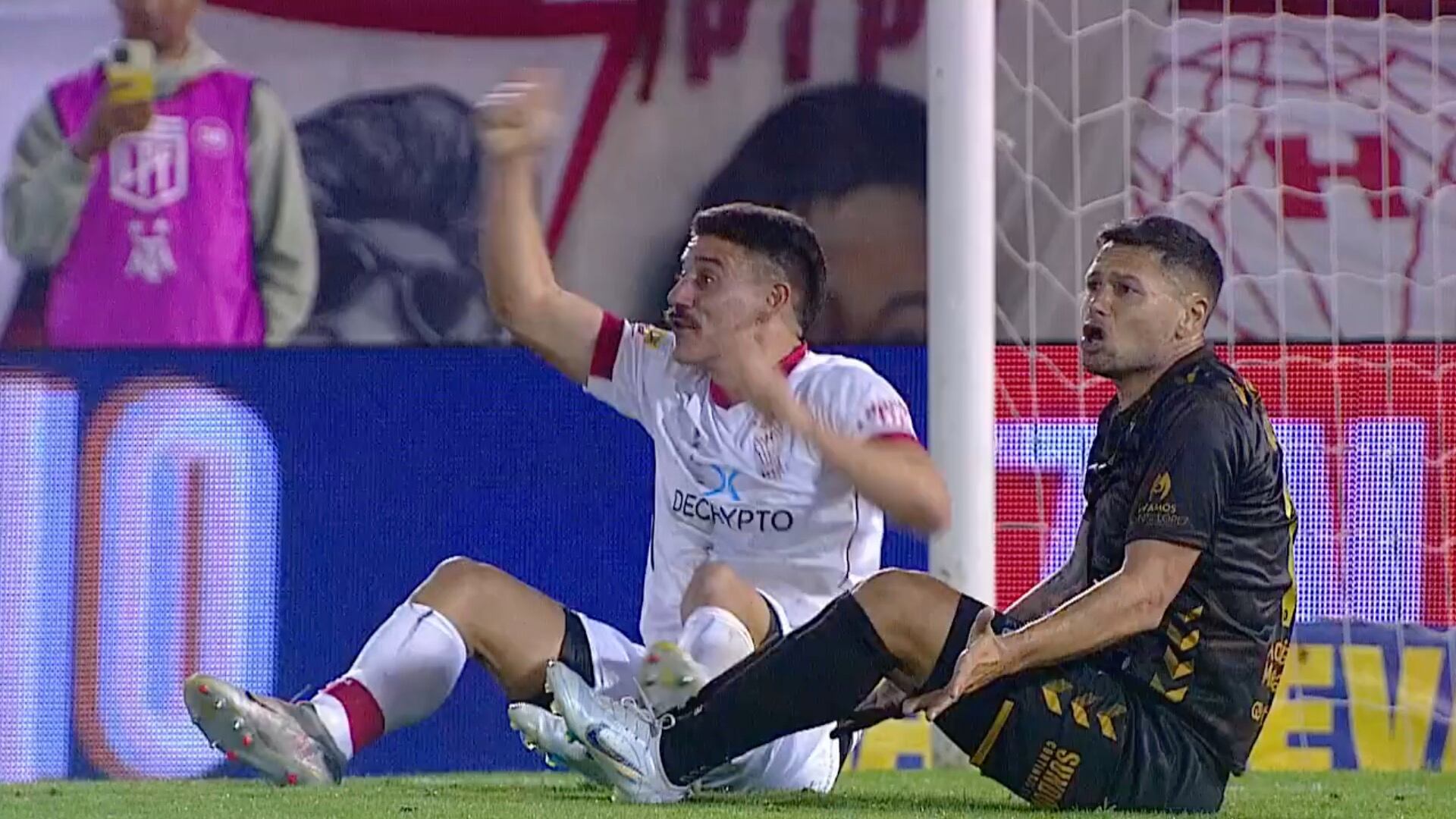 Zárate reclamando tras cometer un insólito penal