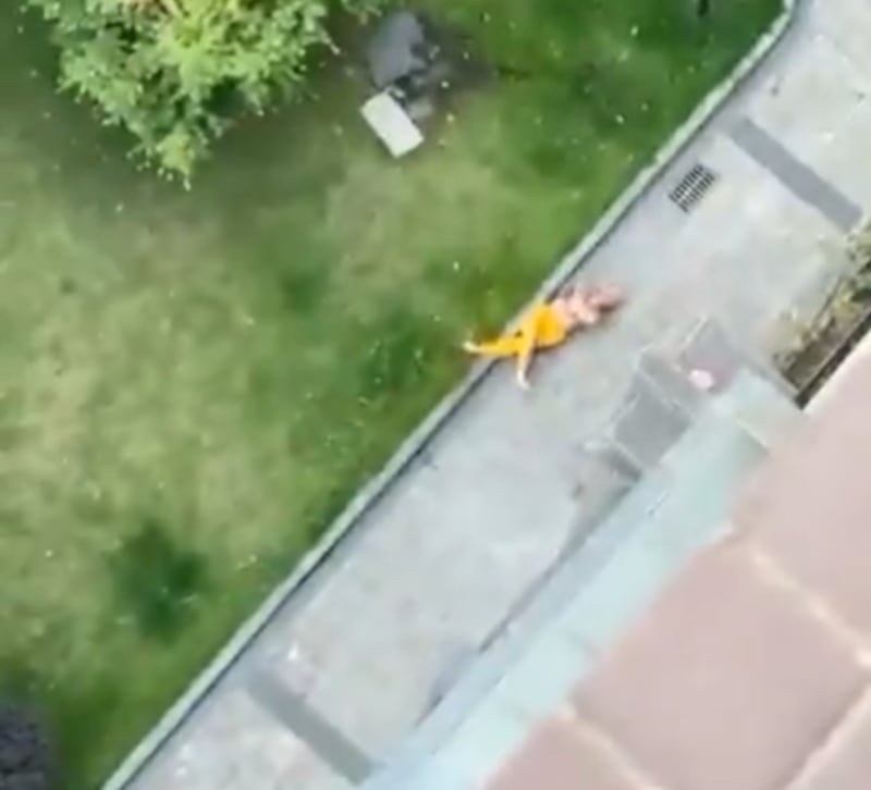 Entrenador fitness cae de un edificio al  intentar escapar del esposo de su amante. (Captura de pantalla)