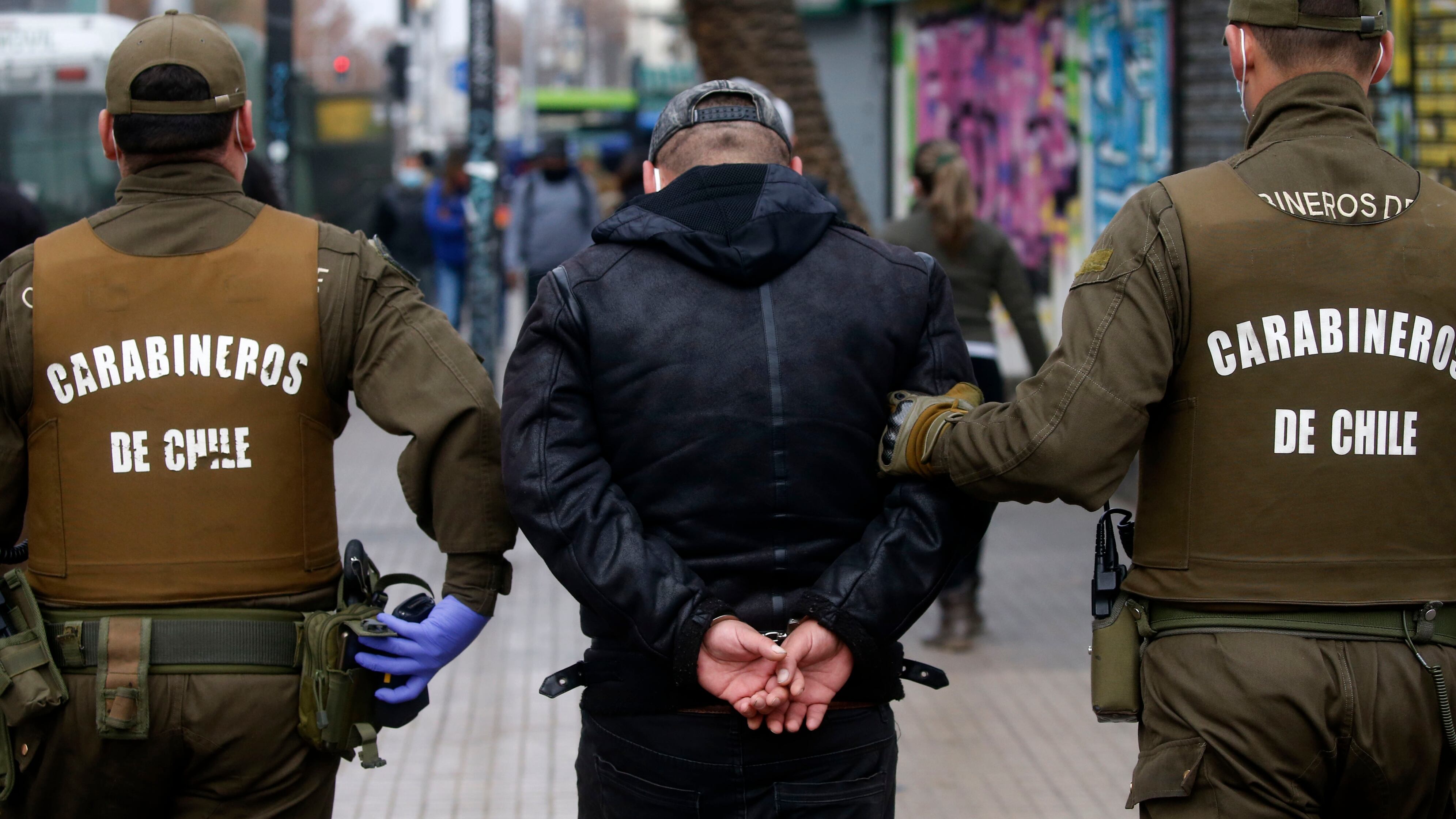 El exfuncionario de Carabineros mantenía una orden de alejamiento de su pareja que desestimó este fin de semana para agredirla.