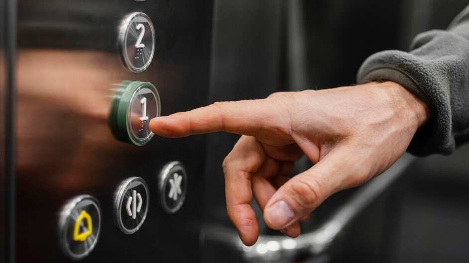 Hombre de entrega con paquete en ascensor cerrar