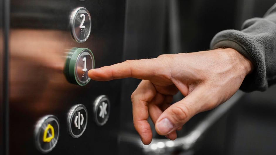 Hombre de entrega con paquete en ascensor cerrar