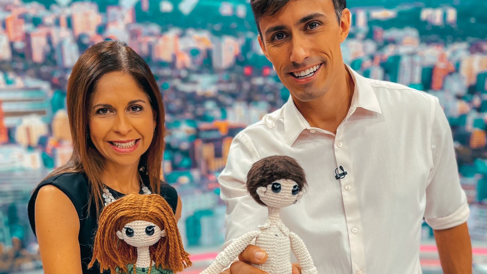 Con toda la ola de brujerías, magia negra y acusaciones de hechizos varios, realizadas por algunos rostros de la farándula, llamó la atención cuando la mañana del 20 de abril, los periodistas Karina Álvarez y Roberto Cox comenzaron Chilevisión Noticias AM con unos llamativos muñecos de lana, junto a sus computadores.
Pero, lejos de estar ligados al lado oscuro de la vida, se trató de un tierno regalo de parte de una madrugadora emprendedora, quien se informa desde las 5:45 de la mañana, con la pareja de conductores, en el primer noticiero del día “Primera Página”.
“Somos nosotros” cuenta Álvarez a Publimetro. “Una televidente y emprendedora que nos escribe saludos hace mucho tiempo en Primera Pagina nos mandó los muñecos de regalo”.
“Tiene detalles tan delicados como el collar que estaba usando yo en ese momento y los micrófonos que también los reprodujo”, explicó emocionada, la conductora Contigo en directo.