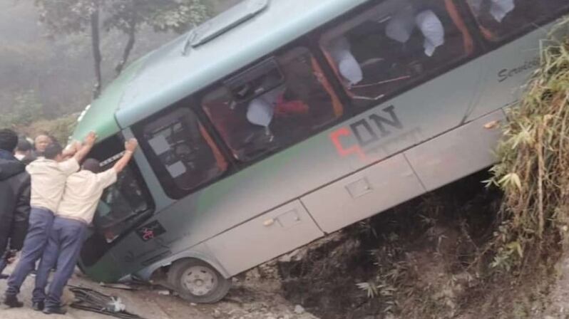 Volcamiento de bus turístico en Machu Picchu, Cusco, dejó a más de 15 turistas heridos.