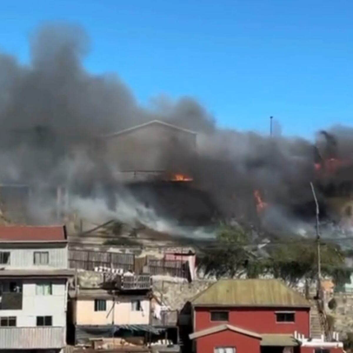 Incendio en Valparaíso destruye 15 viviendas y obliga a evacuar Incendio en Valparaíso destruye 15 viviendas y obliga a evacuar