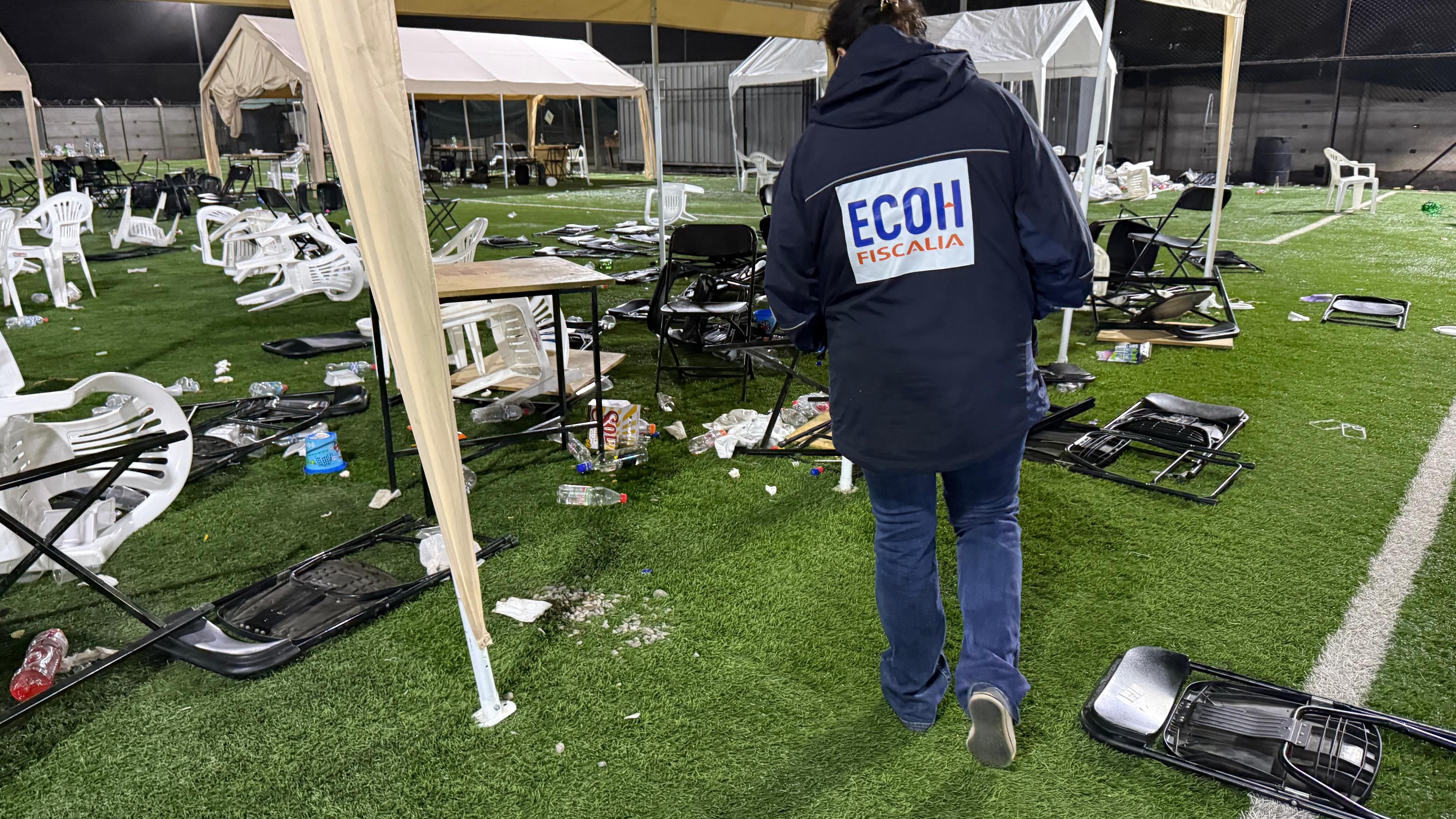 En julio del 2024 una mortal balacera terminó con cinco personas asesinadas en un fiesta en Lampa. Ahora, se repite la historia en un “parcelazo” realizado en San Bernardo.
Fue en horas de la madrugada que se reportó que tres personas habían resultado con heridas de bala, al interior de un centro deportivo ubicado en la calle “Las Acacias”, lugar donde se llevó a cabo la fiesta comercial clandestina.
"@ECOH_FiscaliaRM trabaja junto a @PDI_CHILE en la comuna de San Bernardo, por un homicidio consumado y un doble homicidio frustrado al interior de un recinto deportivo, que fue ocupado para la realización de un evento, bautizado por los organizadores como “Gran Parcelazo”.
Según informó el fiscal Cristian Toledo, se trataría de tres hombres extranjeros, con situación irregular en Chile. Uno de los heridos finalmente falleció, mientras que los otros dos fueron trasladados al Hospital San Juan de Dios.
Respecto al evento indicó que “esto sería una fiesta que estaba organizada, había un cobro por el ingreso a esta fiesta y se logró establecer que también no había permiso para la venta de alcohol. Se incautó una cantidad alta de dinero y se cursó una infracción al administrador de este local por la venta de alcohol sin tener los permisos pertinentes y obviamente al menos la gente que habría llegado a esta fiesta era un grupo cerrado, no había una publicidad amplia, sino que a determinado sector de personas que tenía el contacto de los organizadores", añadió.
Sobre el ataque, señaló que lo ocasionó “una persona que habría entrado con un arma de fuego y sin ninguna provocación habría provocado los disparos. Lo que sabemos es que todas las personas que entraban pagaban su entrada, por lo tanto ingresó con ese pago al lugar de los hechos”.
Se investiga si existe mayor cantidad de heridos, aunque por el momento estaría descartado.