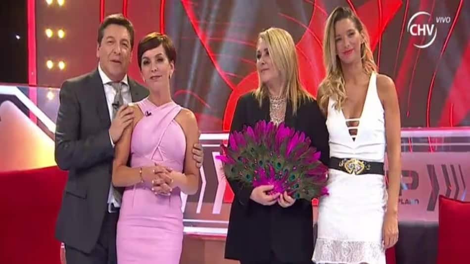 Fue en la previa de la dolorosa derrota 1-2 de la selección chilena ante Brasil que CHV sorprendió a los televidentes al dar a conocer el regreso de icónico programa de farándula Primer Plano y su recordada sección “El escándalo de la semana”. 
El anunció entusiasmó inmediatamente a los más nostálgicos, ansiosos de conocer los chismecitos que protagonizan los famosos. Pero, al parecer, no sería un retorno como lo esperando, sino que solo un aperitivo que podría dejar con gusto a poco, pero que podría servir al canal para tantear terreno respecto a la respuesta que obtengan en sintonía. 
Según contaron fuentes del canal a Publimetro, quienes reconocieron que se enteraron por la prensa al igual que el común de los mortales, el retorno de Primer