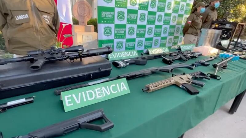 Carabineros detuvo a sujeto que importaba piezas para fabricar armas en Concepción: tenía una máquina de impresión en 3D y un gran arsenal en su poder