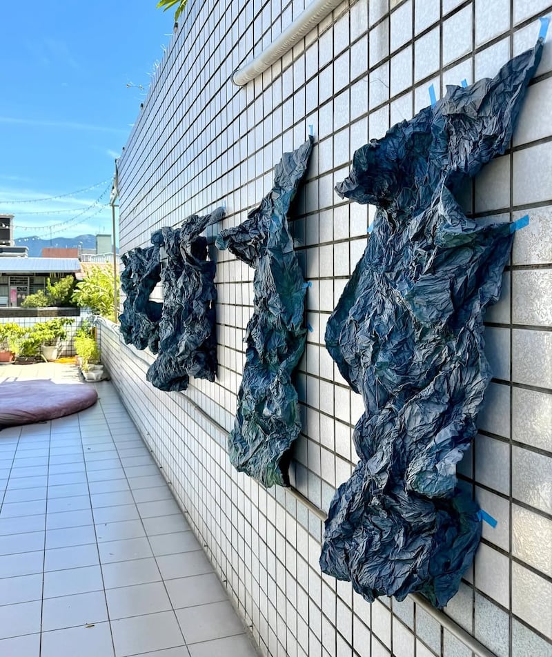 El artista Wu Chi-Tsung crea amplios panoramas azules que evocan tanto paisajes marinos helados como vistas de montañas, redefiniendo nuestra percepción del arte analógico en la era digital. Foto: Wu Chi-Tsung.