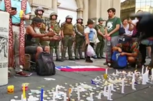 Comunidades mapuche realizaron velatón por Catrillanca en la Plaza de Armas de Santiago