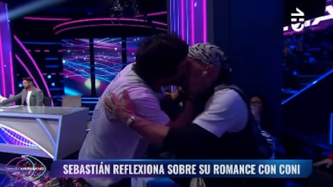 A pesar de su renuncia a Gran Hermano, de Sebastián Ramírez siguió haciendo de las suyas, esta vez desde el programa satélite donde estuvo invitado en el panel, para comentar su participación de casi tres semanas en el reality.
Fue en ese momento donde repitió el piquito que le dio al interior del encierro a Papá Lulo, Francisco Arenas, pero esta vez en el estudio donde el hombre de 61 años se encontraba en el público, junto a familiares y amigos de Constanza y Pincoya, quienes estaban en placa de eliminación.