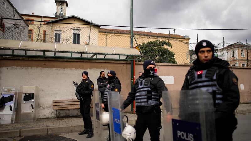 Dos enmascarados atacan iglesia de Turquía y matan a una persona