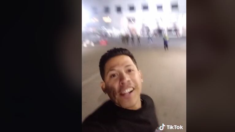 Una ola de reacciones generó un ciudadano venezolano que grabó y publicó el momento exacto en el ingresa al Estado Nacional, sin entrada, para ver el show de Daddy Yanque.
A través de TikTok, el comerciante que llegó al recinto ñuñoíno para vender sus productos, mostró lo fácil que se le hizo correr y entrar al primer concierto de despedida del artista puertorriqueño.
“Así fue que pasé de gratis al concierto del mejor de todos los tiempos”, escribió en redes sociales.
Como era de esperar, el breve clip generó todo tipo de reacciones entre los usuarios.
“Que rabia, y lo cuenta con orgullo”, “Te felicito por tu entrada gratis. Uno de los que pagó no pudo entrar”, “Pero no es su culpa, el que puede puede no más” y “No se espera nada de ellos y aún así, desilusionan”, fueron algunos de los comentarios que recibió.