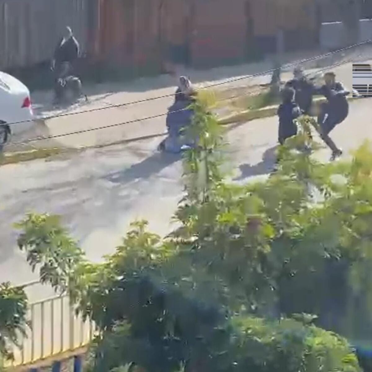 Madre e hijo en prisión por brutal pelea en colegio Madre e hijo en prisión por brutal pelea en colegio