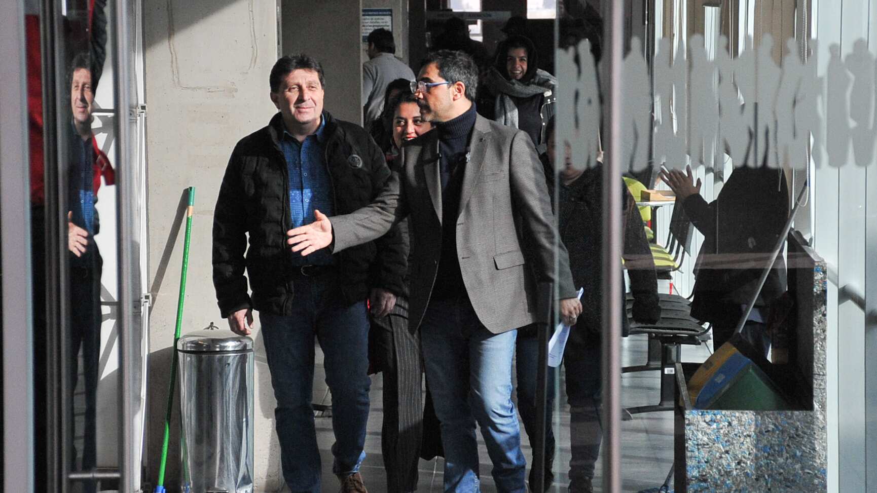 Los concejales de Recoleta Fares Jadue y Cristian Weibel, ambos del PC, ayer en la Municipalidad. / AGENCIAUNO