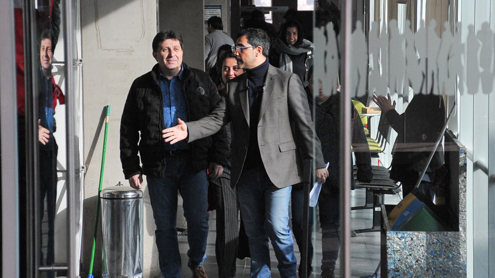 Los concejales de Recoleta Fares Jadue y Cristian Weibel, ambos del PC, ayer en la Municipalidad. / AGENCIAUNO