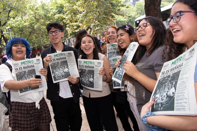 Morat repartiendo ejemplares de Publimetro México en el Paseo de la Reforma