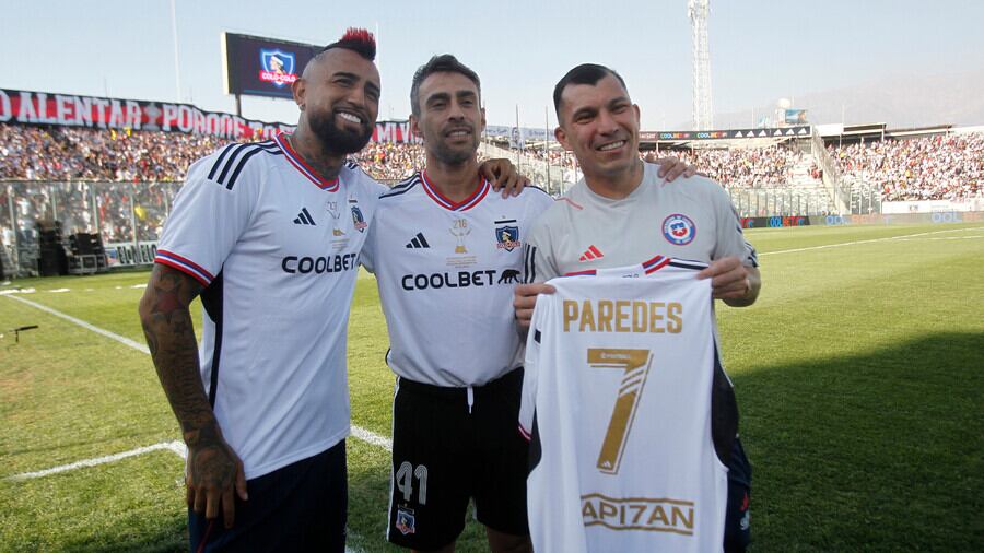 Gary Medel fue invitado a la despedida de Esteban Paredes en el Monumental, pero no se puso la camiseta de Colo Colo