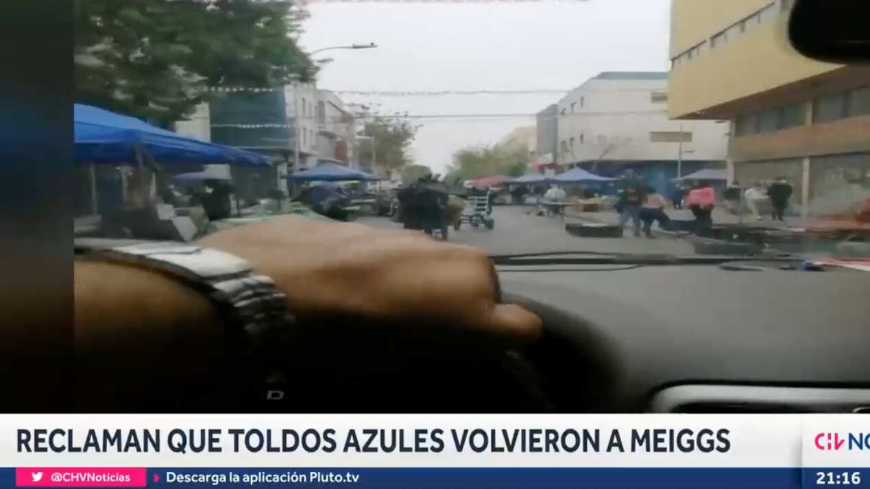 Toldos azules Barrio Meiggs - Fuente: CHV