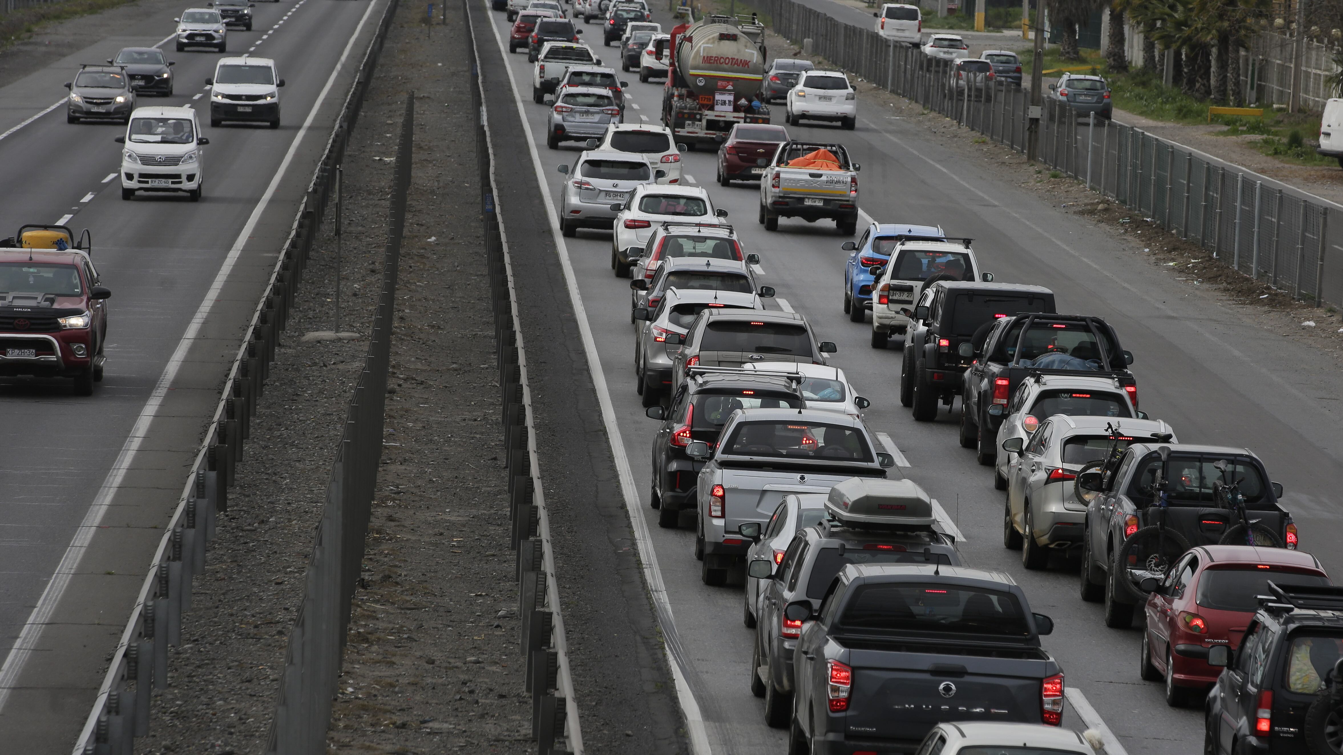 Santiago, 19 de septiembre de 2022.
Regreso de automovilistas a Santiago ,se espera que regresen mas 305.000 vehículos a la capital por el Larguísimo feriado de fiestas patrias 2022.En la foto panamericana ruta 5 sur en la provincia del Maipo.
Juan Eduardo Lopez/Aton Chile