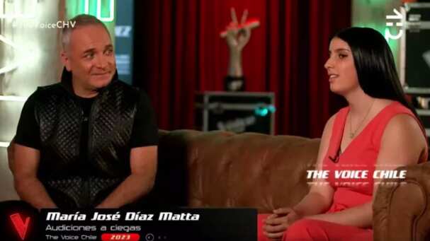 Yo estuve en la academia de Luis Jara por 10 años. Fue una experiencia súper increíble y les recomiendo esta academia a todas las personas que quieran cantar y se quieran atrever”, destacó la participante, sonrojando a Lucho Jara.
“Perdón, pero yo no le escribí nada de esto. Van a pensar que yo la contraté para que me hiciera promoción. Les juro que esto es súper espontáneo“, dijo él entre risas, siendo apoyado por Diana Bolocco, quien dio fe de que era así.
Posteriormente, el cantante recordó que Jo Dimata llegó con solo 7 años a estudiar canto en su academia, “y se convirtió en todo un espíritu”.
“Es difícil entender que el canto es una disciplina. Los que teníamos participación como docentes, veíamos en ella lo que queríamos transmitir, pero no solo porque es especial, sino porque tiene un talento desbordante“, destacó.
Cabe mencionar que María José subió al escenario de The Voice a cantar el tema Hopelessly devoted to you, de Olivia Newton-John, y finalmente decidió unirse al team de Prince Royce.