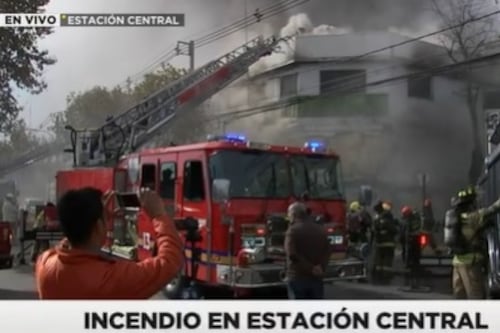 Incendio en Estación Central provoca una gran columna de humo y activa a 19 carros de Bomberos para contener el siniestro