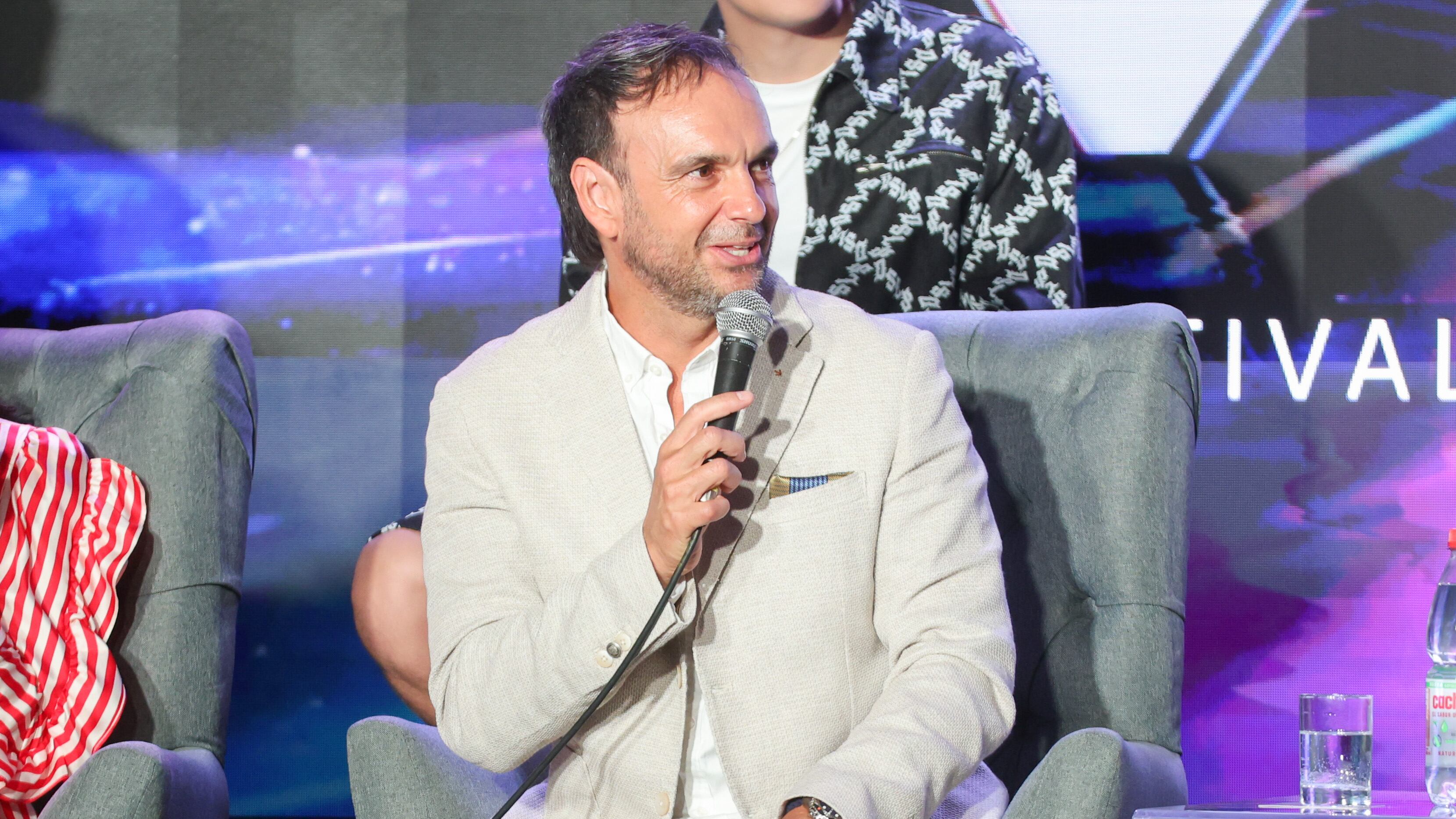 En la cuarta noche de Festival de Viña del Mar 2025, el periodista Rodrigo Sepúlveda fue anunciado como el coanimador que presentaría junto a Karen Doggenweiler la competencia folclórica e internacional, pero eso no ocurrió y fue reemplazado.
Dijeron que era su noche, por ser un periodista rockero y era ala jornada de Incubus y The Cult. Sin embargo, fue ese mismo público el que le habría pasado una mala jugada.