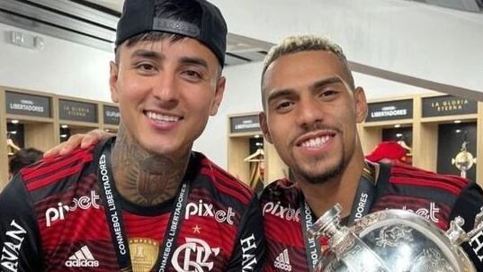 El auto que conducía el volante chileno fue vandalizado por los hinchas de Flamengo.