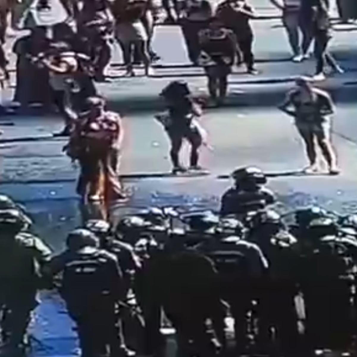Carabineros dispersan a manifestantes con agua en Santiago Carabineros dispersan a manifestantes con agua en Santiago