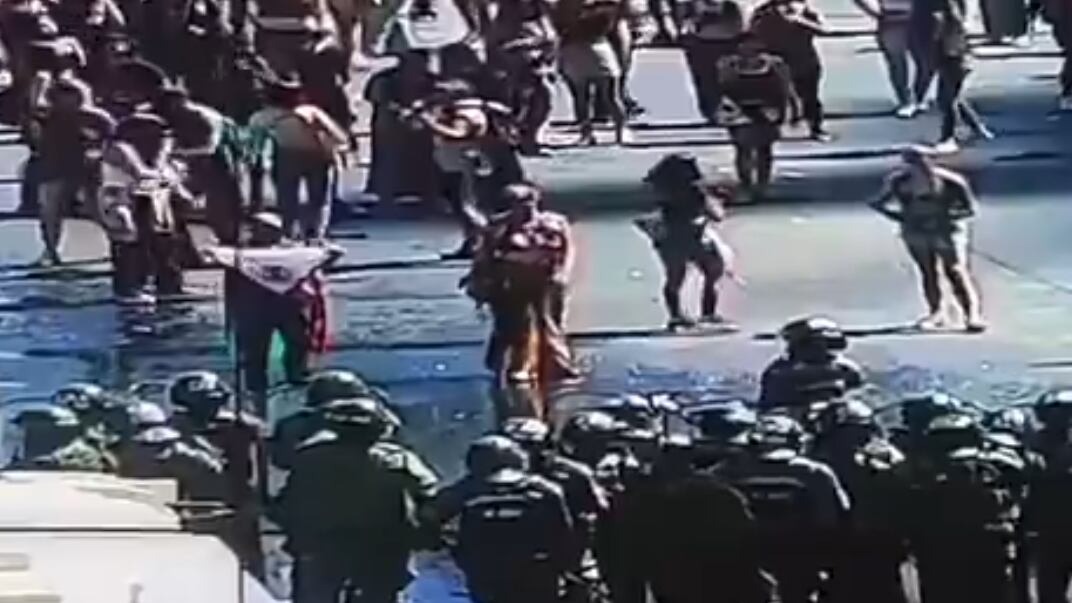 Marcha 8M: Carabineros dispersan con agua a manifestantes en centro de Santiago.