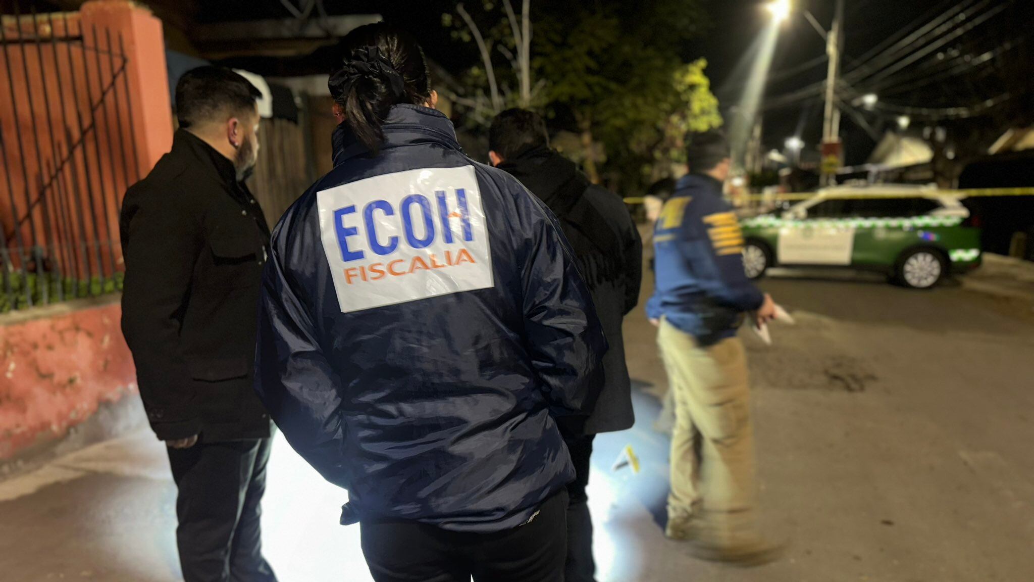 Fue una masacre a mansalva. Dispararon a matar. Eso fue lo que ocurrió la madrugada del domingo en Quilicura, cuando desconocidos llegaron hasta una plaza al interior de un auto en movimiento y comenzaron a disparar a quemarropa contra adolescentes que celebraban un cumpleaños. 
Un total de 40 disparos en un par de segundos terminaron con la vida de cuatro jóvenes, entre 13 y 17 años. 
Según informó el medio Bío Bío, los menores llegaron hasta una plaza de la población Raúl Silva Henríquez para encender una fogota y jugar Free Fire, cuando fueron atacados con armamento automático. 
La balacera dejó a tres personas fallecidas, de 13, 16 y 17 años y otros tres heridos, de los cuales uno de ellos murió horas más tarde, tras ser desconectado en el Hospital San José ante su situación irreversible.
Este ataque provocó la muerte de cuatro adolescentes: uno de 13 años, dos de 16 y uno de 17.
De los fallecidos, tres perdieron la vida en el SAPU Rodrigo Rojas de Negri, mientras que un cuarto fue desconectado en el Hospital San José ante su situación irreversible, indicó el citado medio. 
Si bien, en primera instancia, se habló de un ajuste de cuentas entre bandas rivales, familiares de las víctimas indicaron que los jóvenes eran de otras comunas y solo se encontraban en el momento y lugar equivocado.