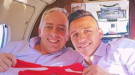 El agente argentino llegó este lunes a Barcelona para negociar el regreso de Alexis Sánchez al cuadro culé.