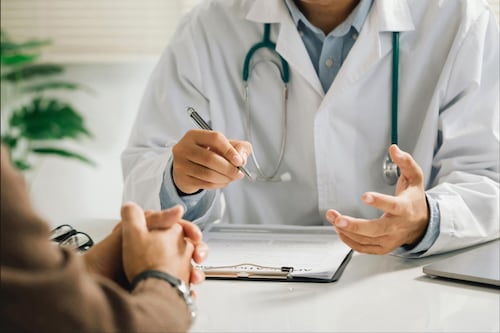 Cadem lanza percepción por profesiones y oficios: los médicos los más millonarios e infieles y los profesores los más estresados