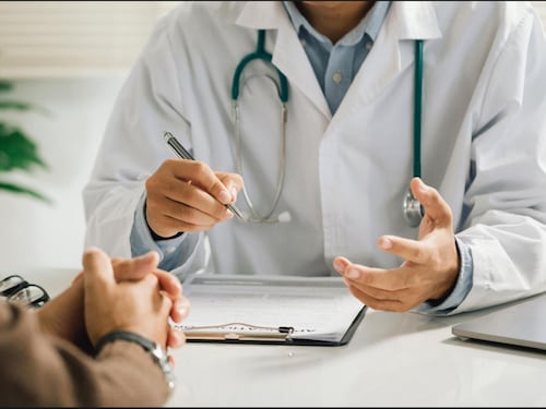 Cadem lanza percepción por profesiones y oficios: los médicos los más millonarios e infieles y los profesores los más estresados