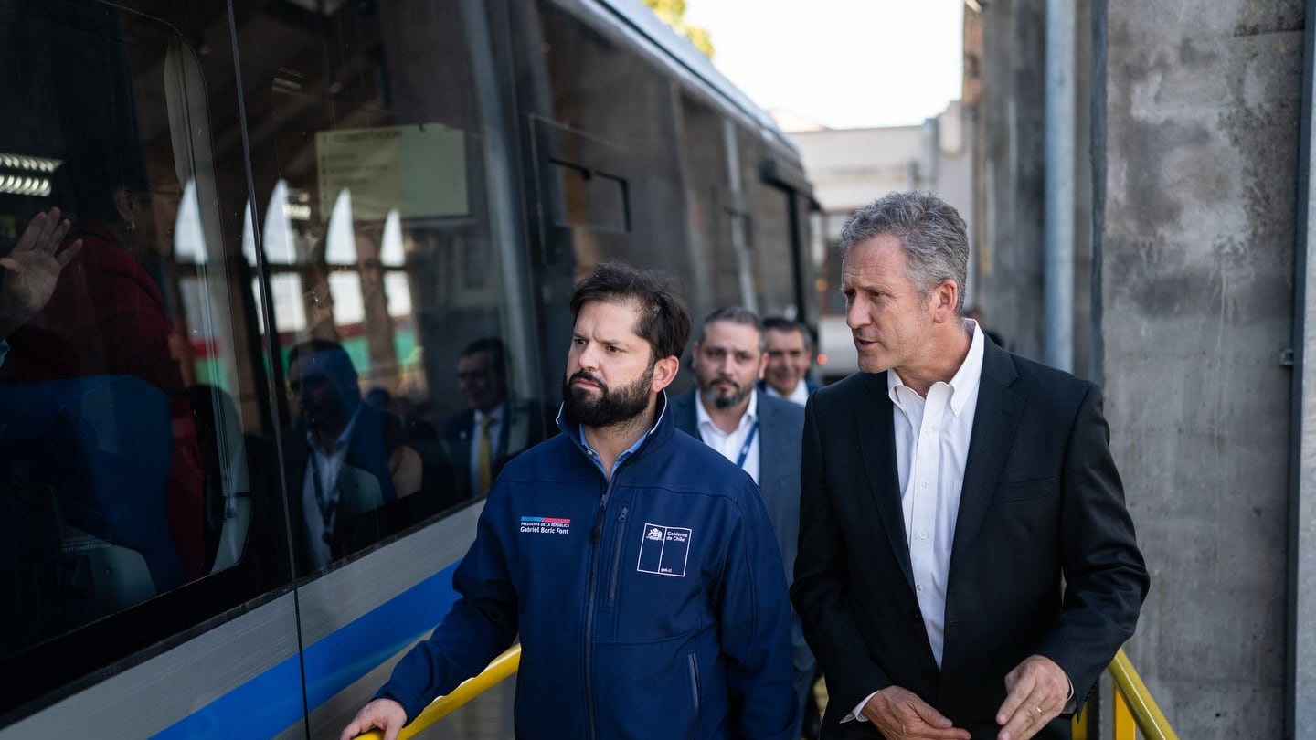 El Presidente Boric le prestó toda la ropa al ministro de Transportes