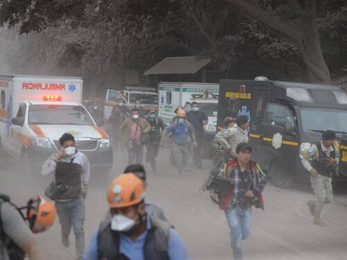 Así fue el intenso momento de la evacuación de decenas de socorristas  por la nueva erupción a las faldas del coloso en Guatemala