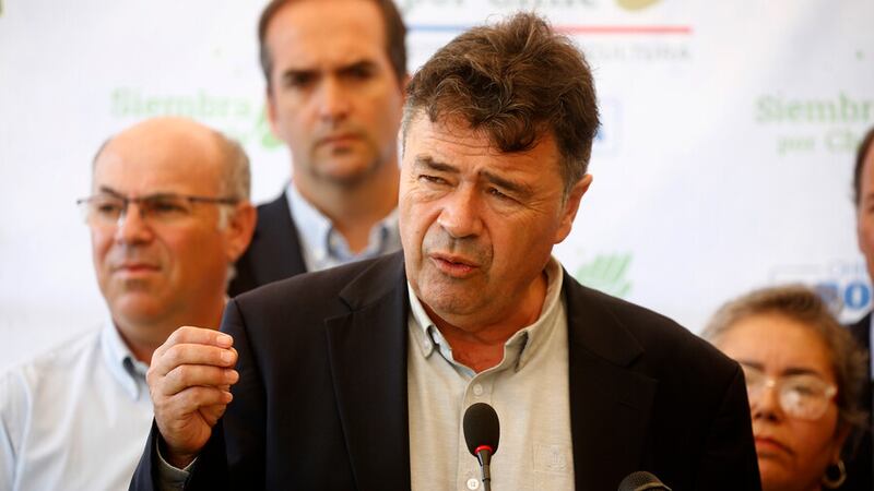 “El imbécil fui yo”: Ministro de Agricultura se retracta de palabrotas contra camioneros