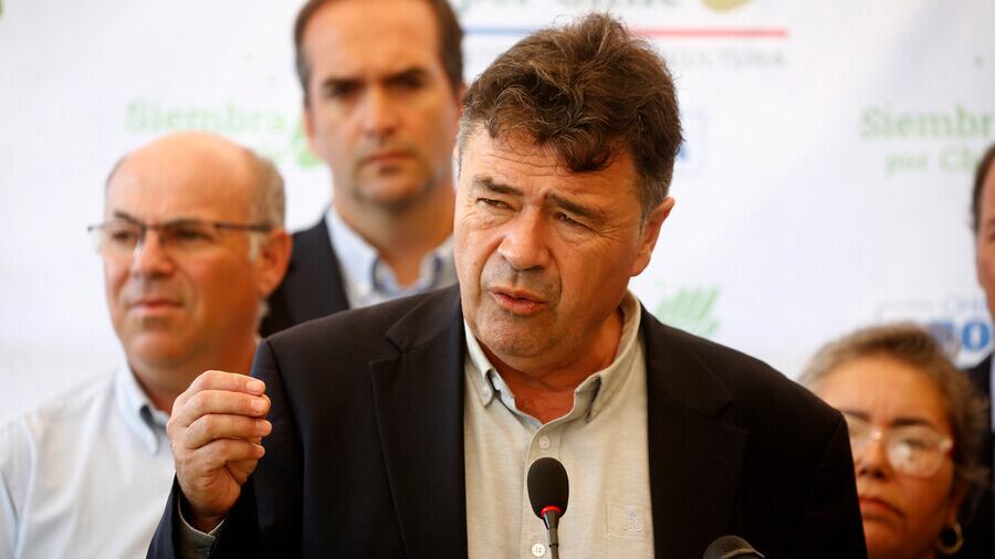 Aton Chile, Ministro Esteban Valenzuela