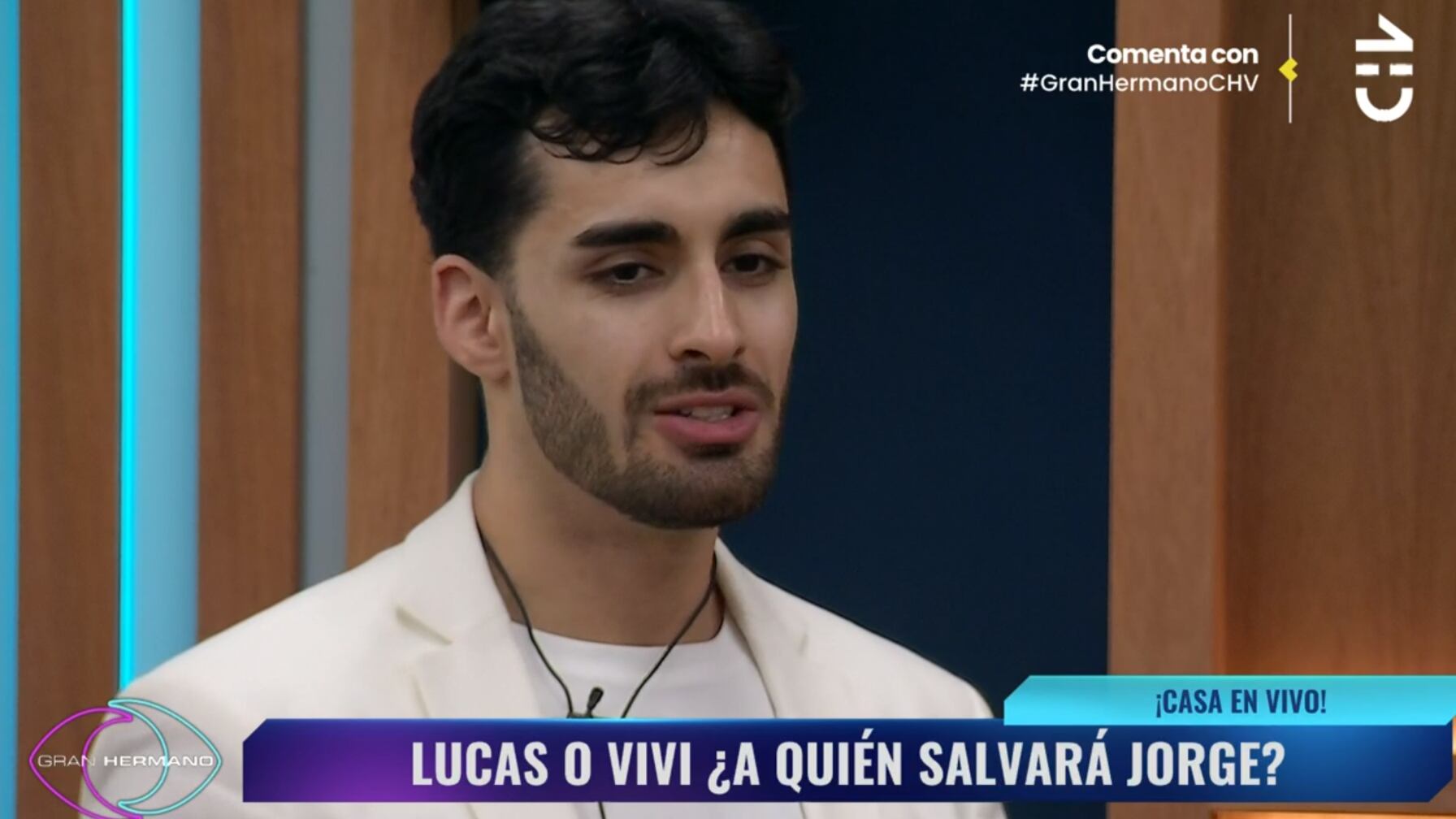 La premisa del reality show más exitoso de la historia “Gran Hermano” es que los participantes están totalmente desconectados con el exterior. Sin celulares, Internet ni contacto con la producción del programa, para evitar cualquier filtración de información. Sin embargo, al parecer eso no sería tan cierto.
Así quedó demostrado al momento que Jorge Aldoney, el líder de la semana en el encierro de CHV, tuvo que indicar quién era su elegido para salvarlo de la placa de eliminación.