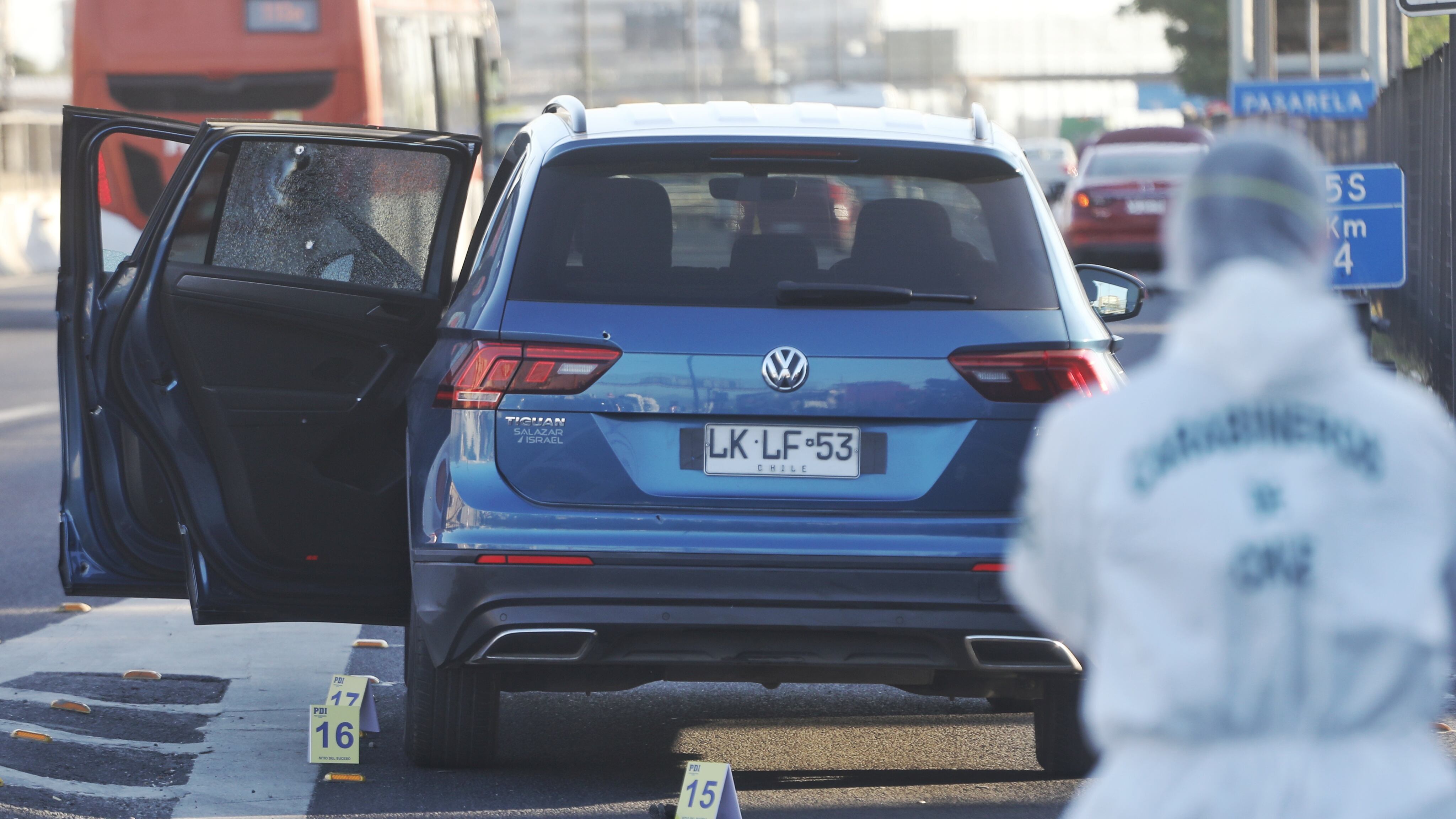 28 de octubre de 2024/SANTIAGO
La Policía de Investigaciones junto con Carabineros, trabajan en un intento de encerrona, en la comuna de Pedro Aguirre Cerda, dónde efectivos de la PDI que iban circulando por el lugar, se encuentran con estos 5 antisociales, quienes se enfrentan a la policía, resultando un delincuentes fallecido y un detenido, los otros tres individuos escaparon.
FOTO: SEBASTIAN BELTRAN GAETE / AGENCIUNO
