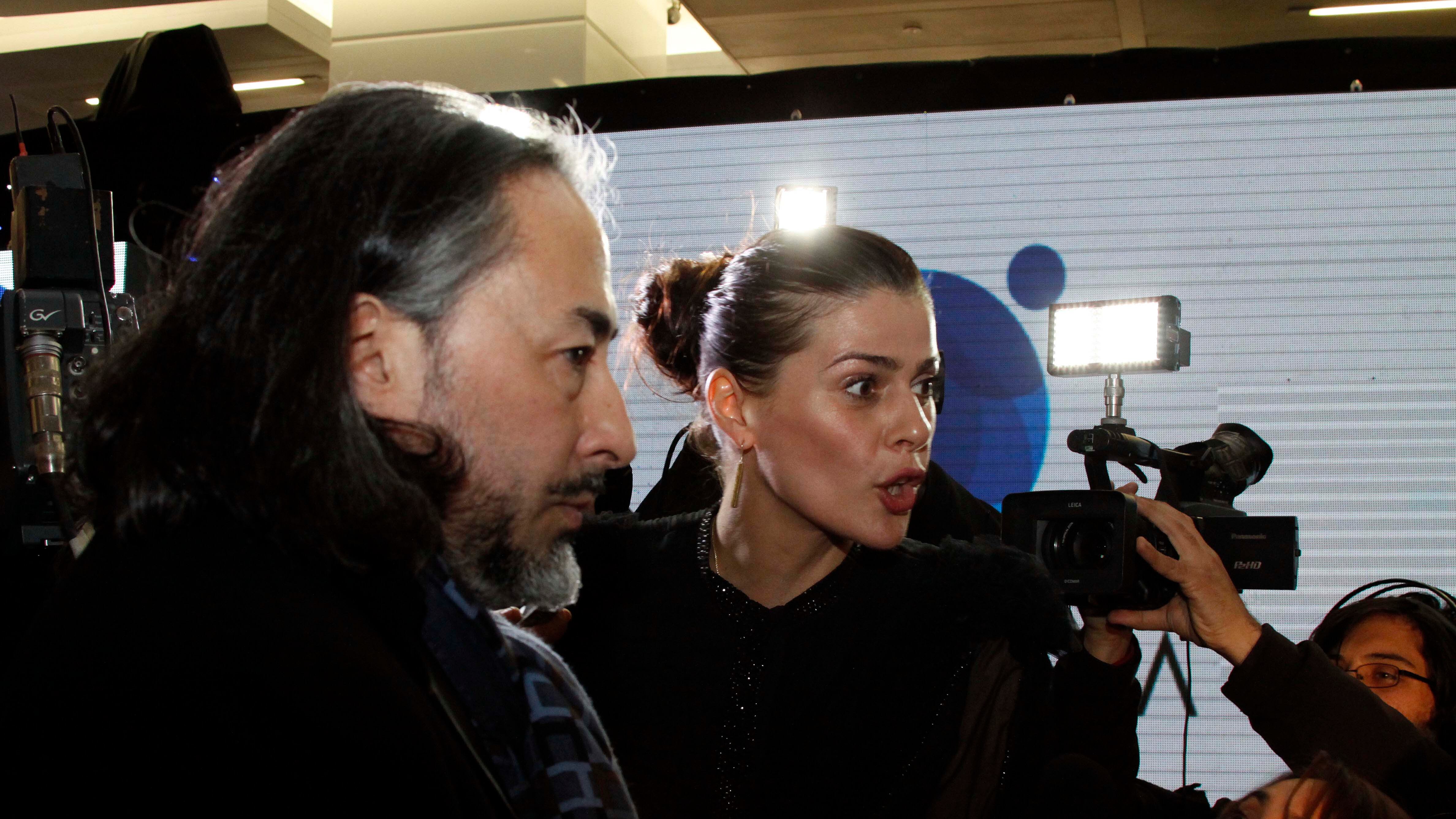 Desfile en Mall Costanera Center | 26/06/2012 SANTIAGO
Esta noche en el mall Costanera center, se llevo a cabo el
primer desfile de moda, de la coleccion Ay Carmela y Bautista,esta ultima del actor Benjamin Vicuna.El evento estuvo animado por Tonka Tomicic,ademas de algunos rostros de la farandula. En la imagen Tonka Tomicic y Parived.
FOTO: FRANCISCO SAAVEDRA/AGENCIAUNO