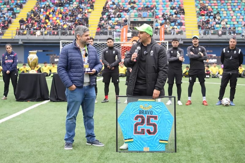 El arquero recibió un homenaje en La Florida por su retiro de la actividad profesional, instancia en que las autoridades comunales le regalaron una de sus primeras camisetas de arquero en Colo Colo.
