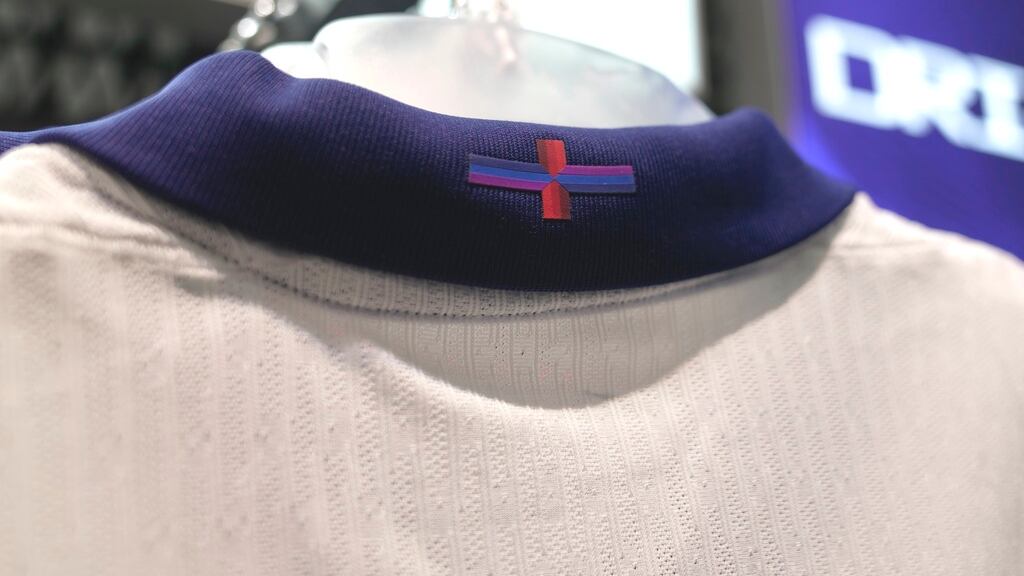 Polémica por la bandera en la nueva camiseta de Inglaterra