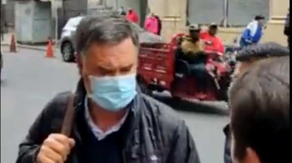 Diálogo entre 
@FcoMunoz_TP
 y el Senador 
@mjossandon
 en el exterior de la #CocinaPolitica que busca sumergir al país en otro experimento para despilfarrar recursos públicos. El 62% habló claro y el Art 142 lo deben respetar
#RechazoOtroProceso