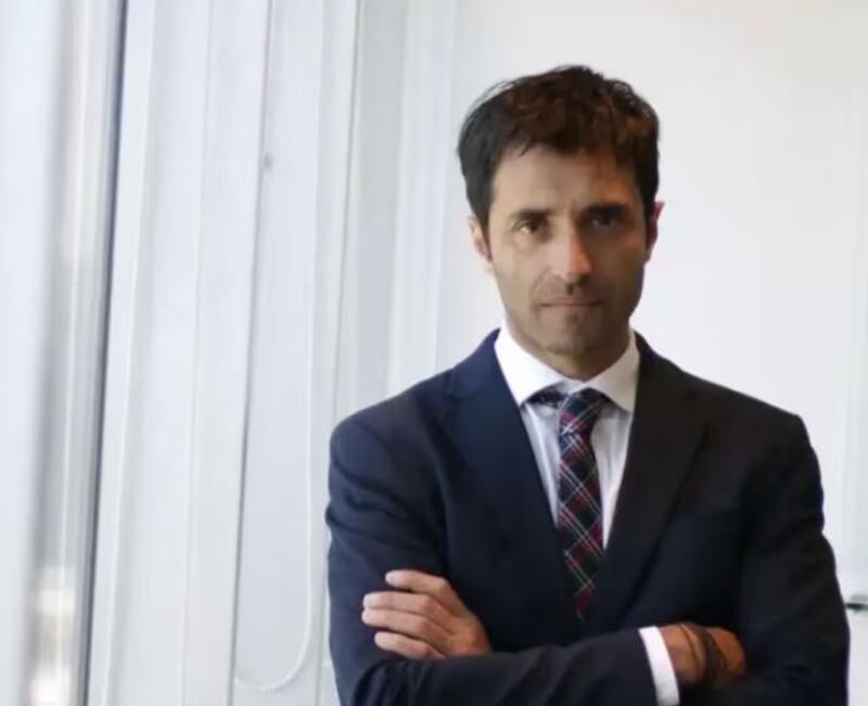 La exalcaldesa de Maipú Cathy Barriga -quien se encuentra formalizada por fraude al fisco y dejar un déficit de más de 31 mil millones de pesos en el municipio- perdió a uno de sus tres abogados.  Marcelo Hadwa Issa presentó su renuncia, debido a “diferencias con la clienta”. 
Así lo informó a través de un escrito, dejando a cargo de la defensa a los abogados, Cristóbal Bonacic y José Miguel Barahona, quienes asumieron la defensa de Barriga luego que el Ministerio Público ya la había formalizado y son parte del mismo estudio.