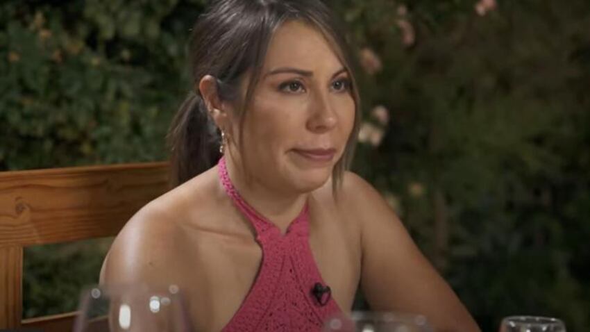 “Me voy súper decepcionada porque siento que hay cosas que uno debe valorar en las personas y conmigo no lo hicieron”. Con esas palabras la periodista Marilyn Pérez manifestó su absoluta frustración tras su salida voluntaria del programa de La Red, Caja de Pandora, el mismo donde Francisco Kaminski y Camila Andrade comenzaron su romance.
Según reveló en entrevista con el medio LUN, la periodista sintió que tuvo que remar sola para sacar adelante el espacio, pero hubo cosas “intransables”.
“Fui estandarte del programa. Me sentí solita, estuve tres meses asumiendo el rol de líder dentro del equipo Me eché al hombro al programa con el apoyo del equipo de producción, pero hay cosas que son intransables y que más adelante van a saber”, adelantó.
Además, comentó que si bien las temáticas fueron mutando a contenidos más de farándula, ella siempre se adaptó a los cambios, pero así y todo no la habrían valorado como se merecía.
“A mí me mueve mucho el tema animalista, ayudo a perros, y también cocinamos para gente que vive en la calle. El programa era una bonita vitrina, pero me voy súper decepcionada porque siento que hay cosas que uno debe valorar en las personas y conmigo no lo hicieron”,
A través de un video en Instagram, reveló que “he decidido dar un paso al costado en Caja de Pandora. Me voy por decisión propia, para que no se malinterpreten las cosas. Me voy y no tiene nada que ver con mis compañeros, con quienes me llevaba la raja”, aclaró.
La caída de Caja de Pandora
Tiempo atrás, Cristián Awad, productor ejecutivo de “Caja de Pandora”, reveló las duras consecuencias que ha traído al programa la polémica infidelidad de Francisco Kaminski con Camila Andrade.
“Hoy, La Red está tratando de ponerse de pie con este modelo de negocios, para poder tener programas de producción nacional”, indicó en aquella oportunidad.