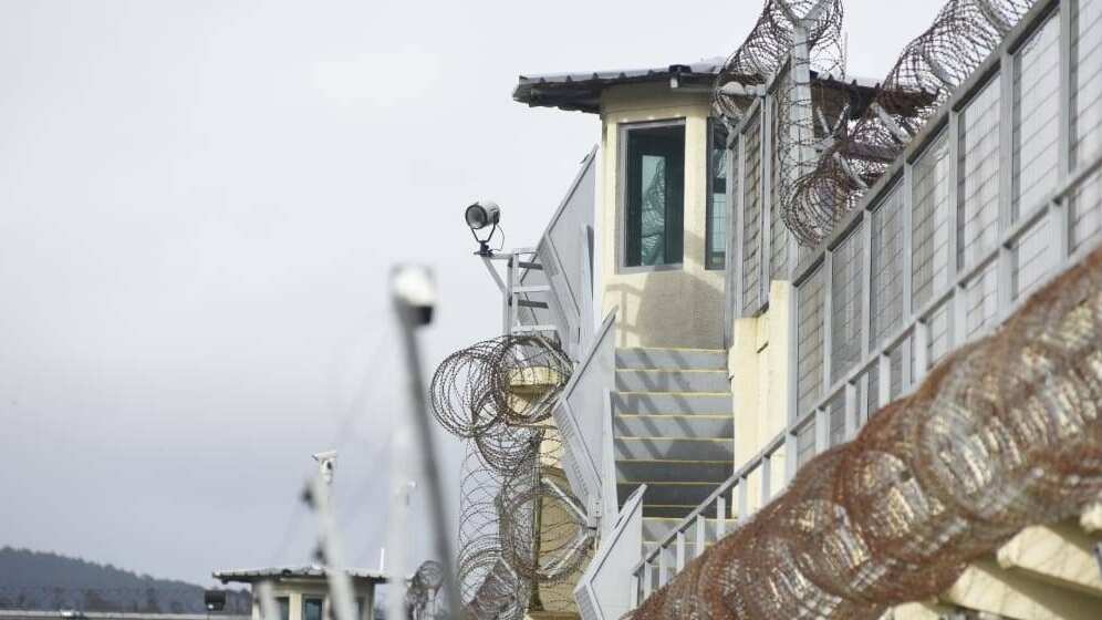 La mañana de este lunes 9 de diciembre efectivos de Gendarmería hallaron muerto un reo del Centro Penitenciario Bio Bio en Concepción, quien según informaciones preliminares habría sido decapitado.