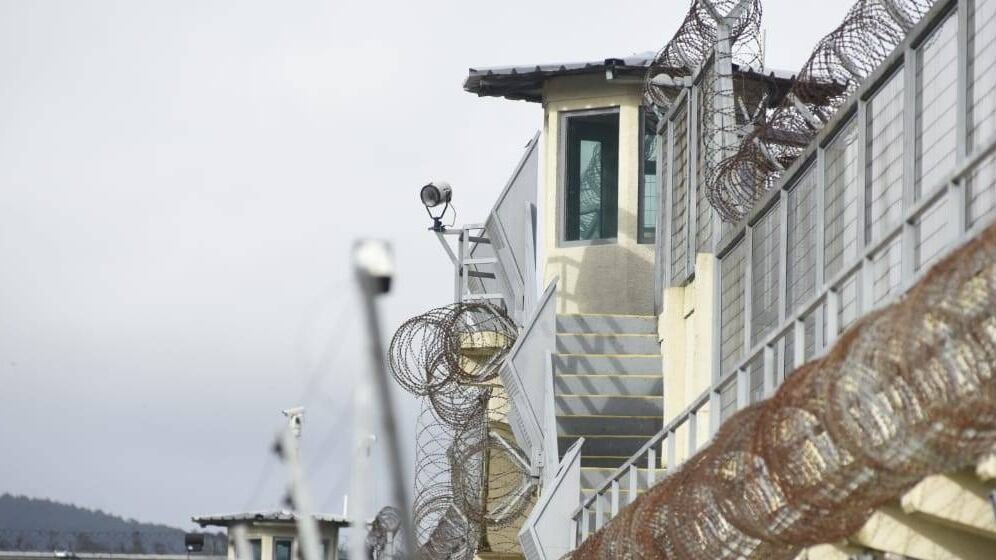 La mañana de este lunes 9 de diciembre efectivos de Gendarmería hallaron muerto un reo del Centro Penitenciario Bio Bio en Concepción, quien según informaciones preliminares habría sido decapitado.