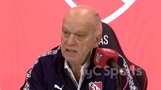 El dirigente argentino ofreció este miércoles una conferencia en la que insistió en culpar a los hinchas de la U por los violentos incidentes del partido de ambos clubes por Copa Sudamericana.