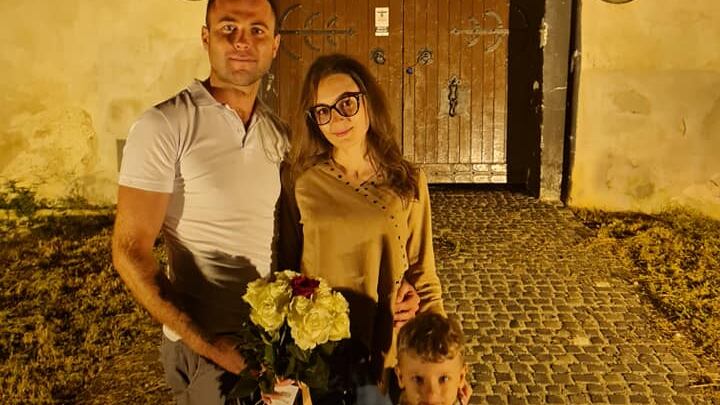 El novio en sus idílicas vacaciones con la futura víctima.